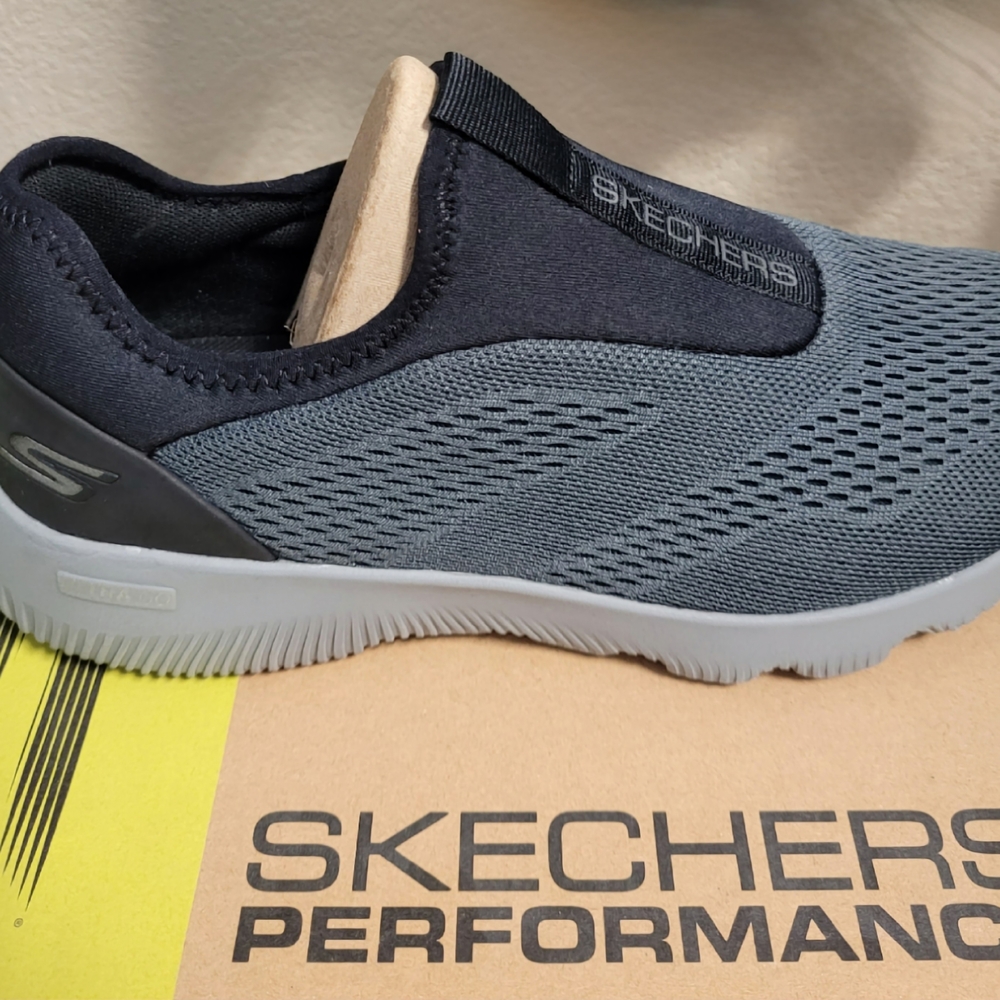 New Skechers Slip-On Knit Sneaker in Charcoal and Black Mens GO Run Focus
